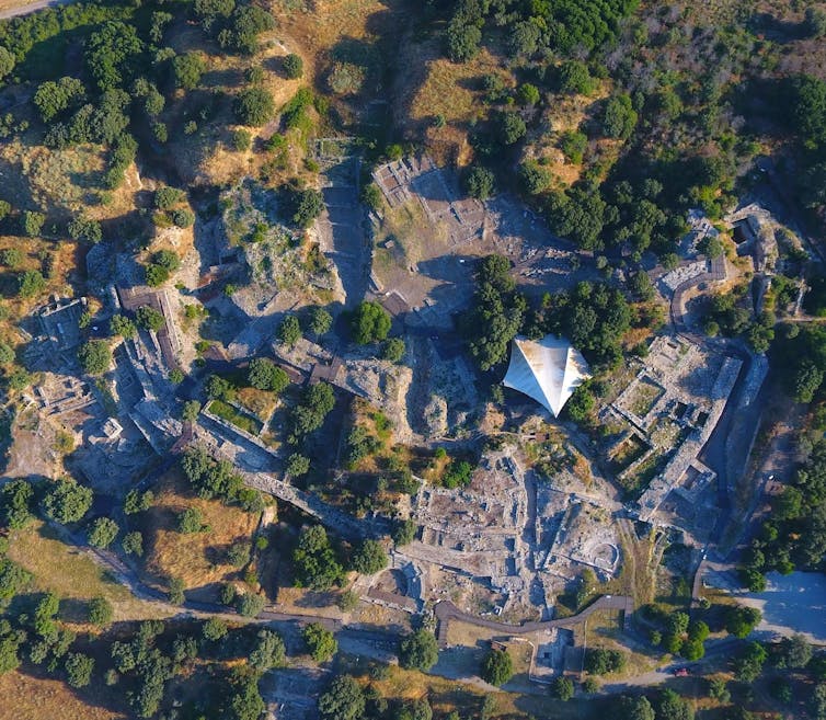Satellite image of the bronze age citadel of Troy. Over more than two millennia, successive phases of construction accumulated at the same location, forming a settlement mound rising over 15 metres above the surrounding landscape. University of &Ccedil;anakkale/R&uuml;stem Aslan, CC BY